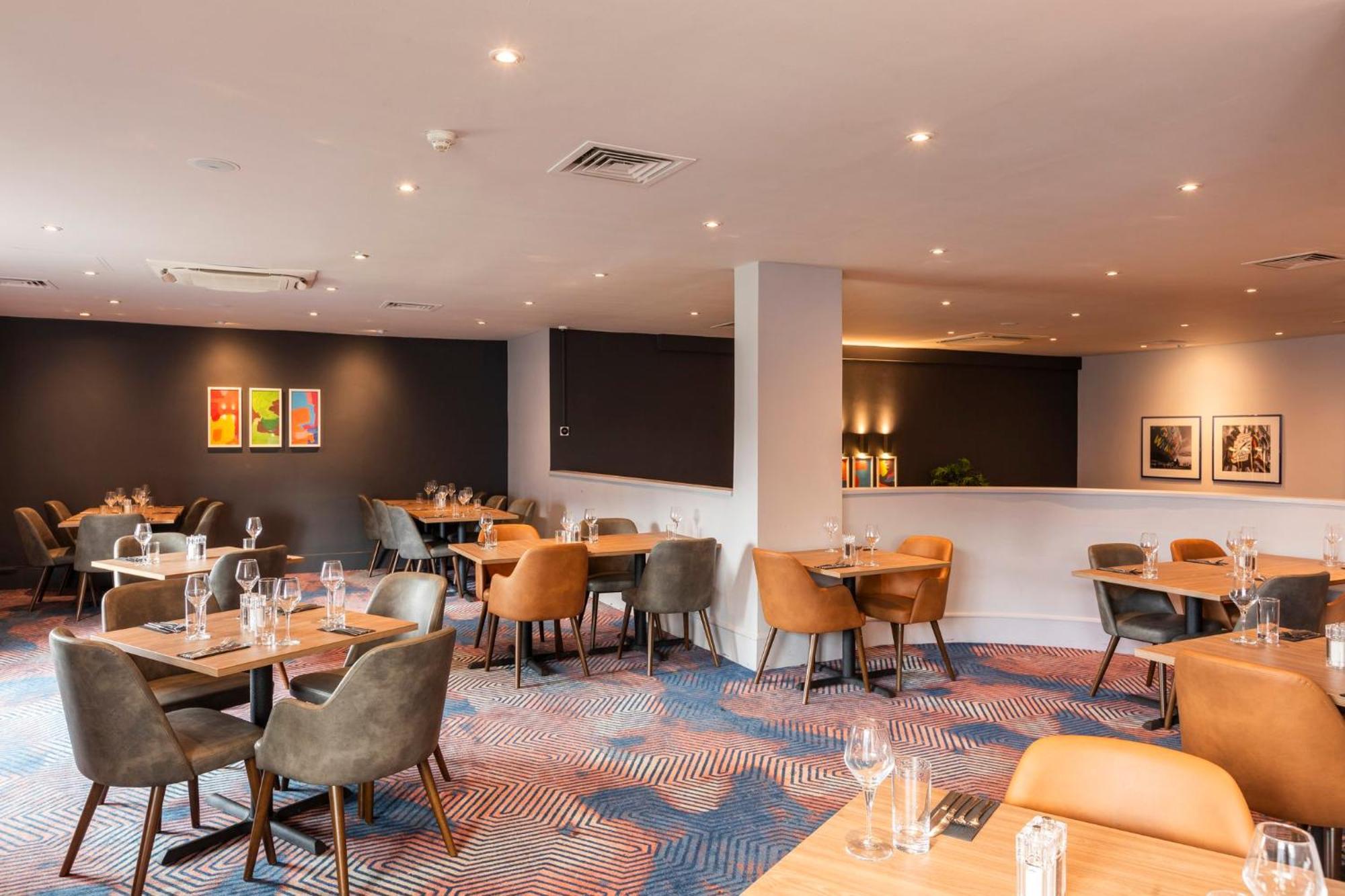 Holiday Inn Cardiff City By Ihg Exteriör bild
