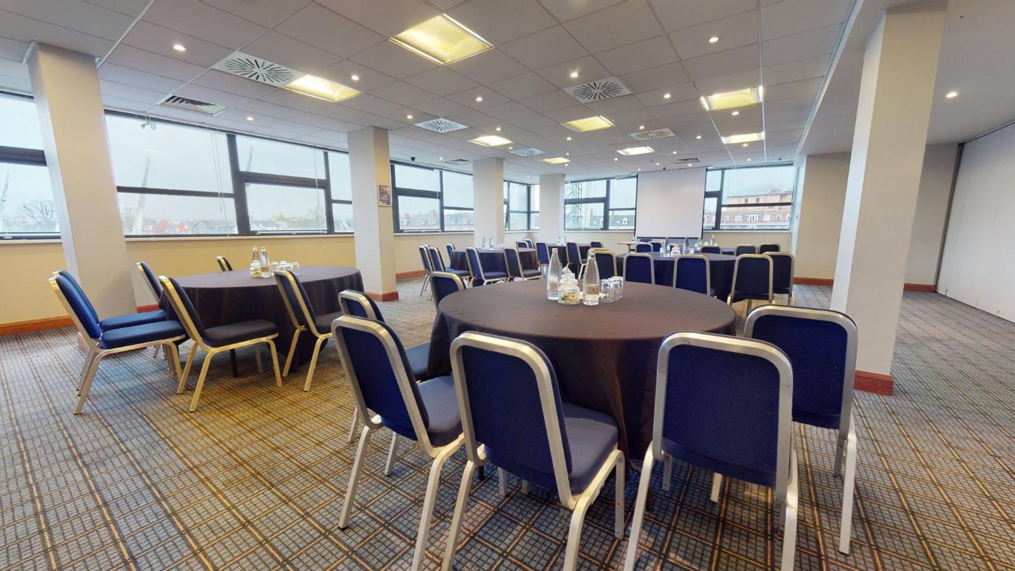 Holiday Inn Cardiff City By Ihg Exteriör bild